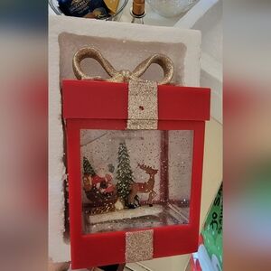 Gift box snowglobe, plays Christmas Music